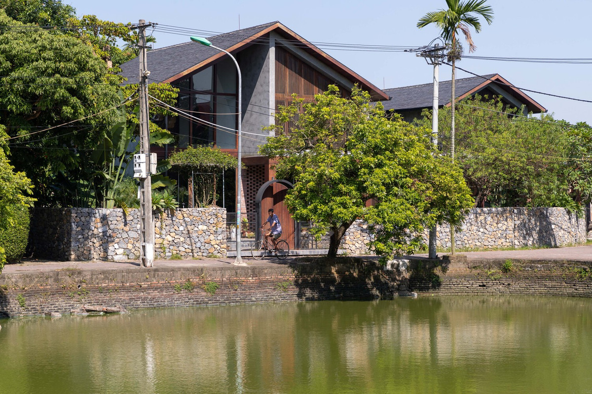 Theo yêu cầu của gia chủ, kiến trúc sư đã đưa ra giải pháp thiết kế không gian sống mang đậm nét kiến trúc Bắc Bộ truyền thống, xóa nhòa ranh giới giữa con người và thiên nhiên