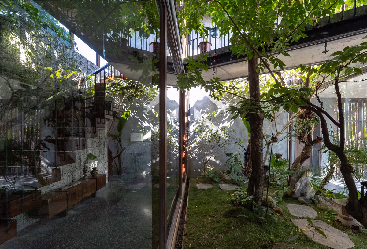 Kiến trúc sư cũng sử dụng nhiều tán cây tạo thành tấm rèm lớn hạn chế ánh nắng mặt trời.