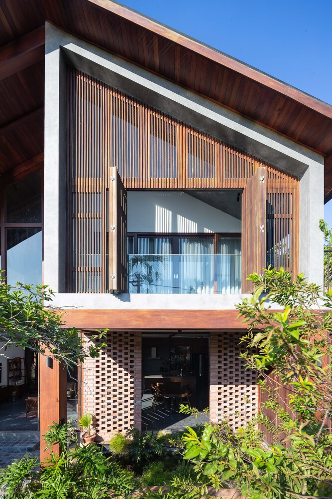 Sự kết hợp giữa các vật liệu ngói, gỗ, đá, bê tông thô mang đến cảm giác mộc mạc, thư thái đúng với tính chất của một căn biệt thự nghỉ dưỡng. Nguồn ảnh: Triệu Chiến