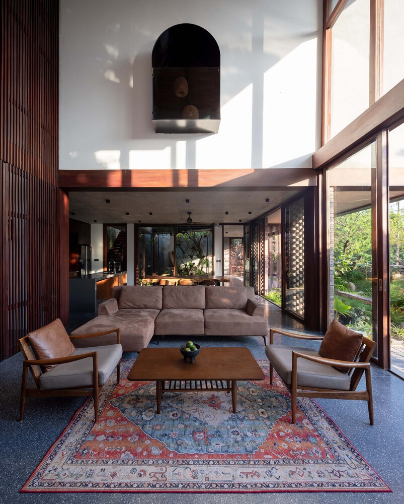 Không gian chức năng được bố trí với hai khối chính, gồm khối sinh hoạt chung và khối phòng ngủ, ngăn cách bởi khoảng sân trong và tuyến hành lang, hàng hiên dài,...