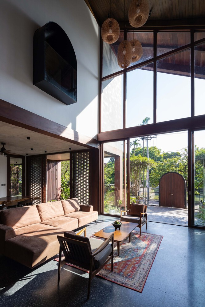 Điểm đặc biệt trong không gian của Nôm Villa là hai khoảng trống lớn. Khoảng trống thứ nhất là khoảng thông tầng phía phòng khách, giúp tăng khối tích không khí và kết nối không gian phòng ngủ trẻ phía trên.