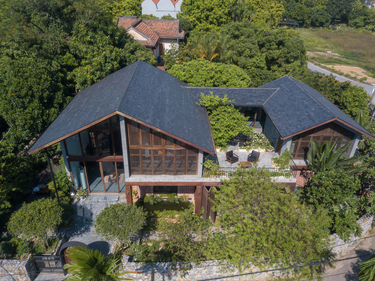 Hệ mái với ngói đá đen không chỉ tạo sự hài hòa với bối cảnh chung của ngôi làng cổ mà còn có đem lại hiệu quả trong việc khai thác hướng gió chính.