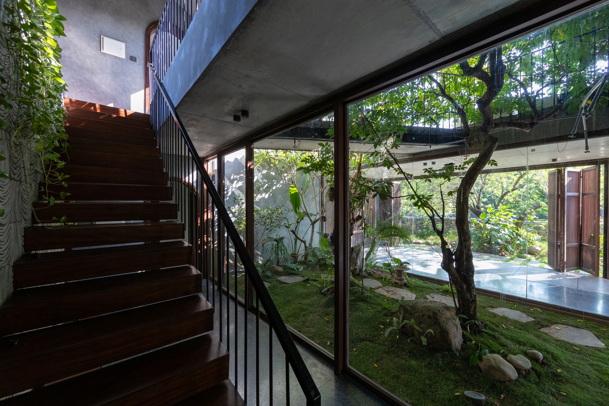 Khoảng trống thứ hai là phần lõi trung tâm của ngôi nhà với vườn cây xanh mát, đóng vai trò làm khoảng đệm đảm bảo sự riêng tư cho khối phòng ngủ chính và kết nối không gian.
