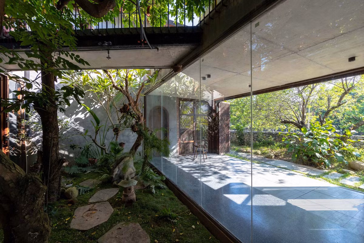 Hàng hiên, mái ngói, hệ cửa lam hay những khoảng trống được tạo ra giúp công trình tránh tác động trực tiếp của nắng hướng Tây.