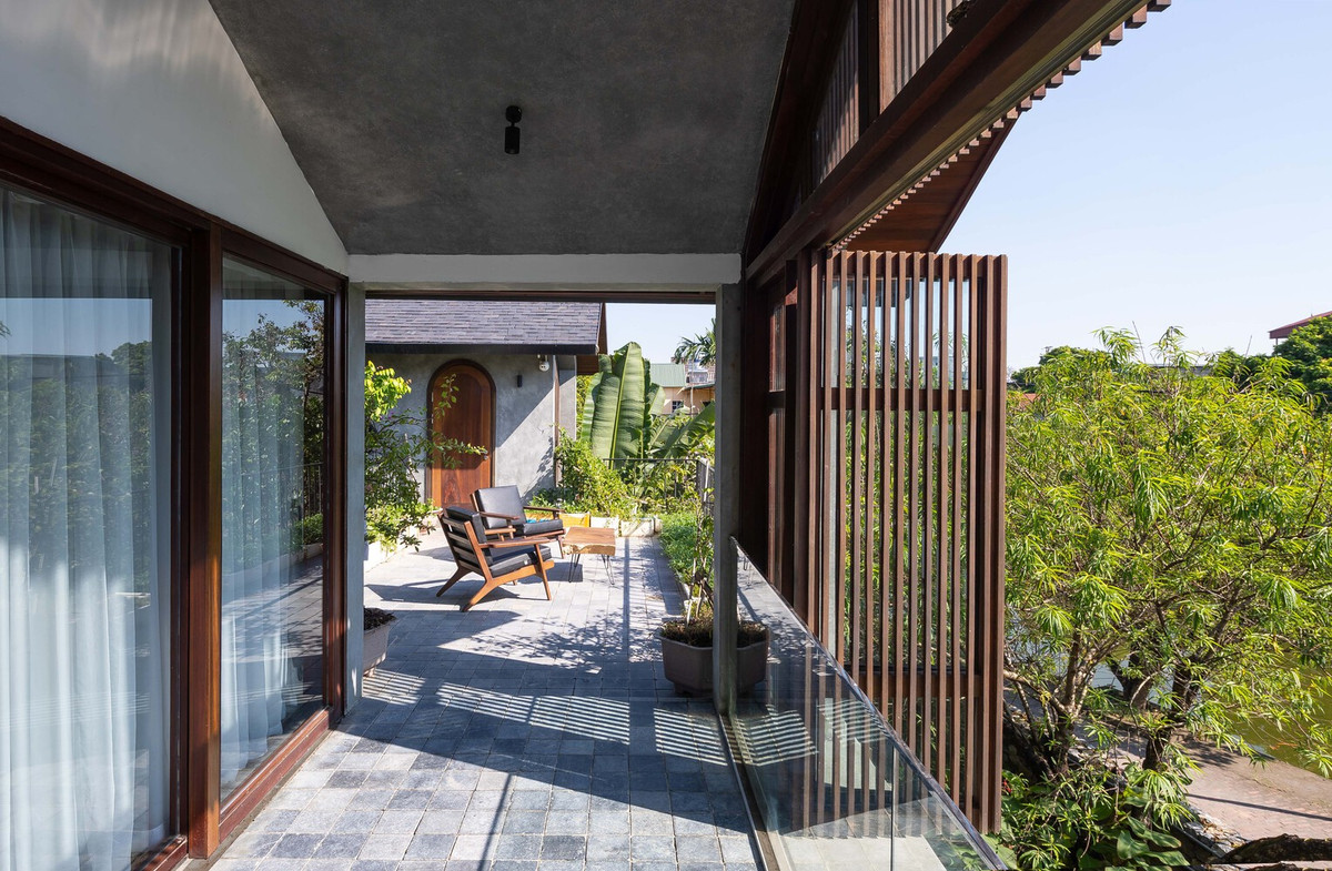 Để khắc phục vấn đề này, kiến trúc sư điều chỉnh cao độ tạo ra một trục cảnh quan kết nối giữa cảnh quan nhân tạo phía bên trong và cây xanh mặt nước phía trước.