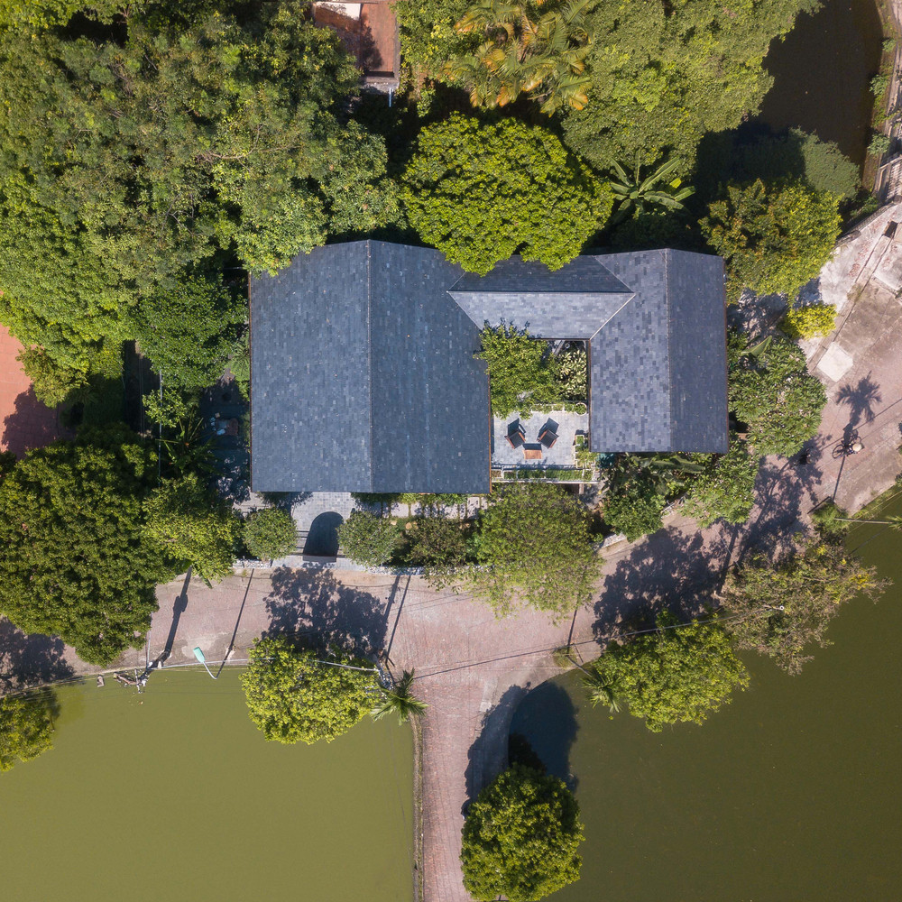 Mỗi dịp cuối tuần, con cháu đang học tập và làm việc tại Hà Nội sẽ trở về sum họp nên gia chủ mong muốn có không gian sống mộc mạc, gần gũi, hài hòa với bối cảnh địa phương ở ngôi làng có tuổi đời hơn 300 năm.