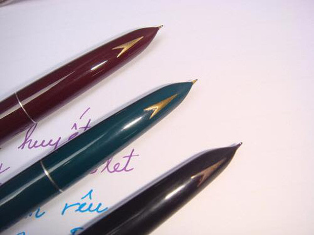 Vào thời bao cấp, bút cũng là vật dụng khẳng định “đẳng cấp”. Những chiếc bút mực Kim Tinh từng là một vật trang sức đắt giá, chỉ người giàu có mới sở hữu nổi. Chỉ cần giắt bút Kim Tinh vào túi áo rồi bước ra phố, nhiều người phải nhìn với ánh mắt kính nể. Ảnh: Internet