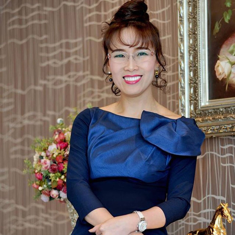 Nữ tỷ phú USD của Việt Nam thường chọn những trang phục có màu sắc nổi bật, đơn giản nhưng luôn có điểm nhấn để thu hút ánh nhìn. Ảnh: Internet