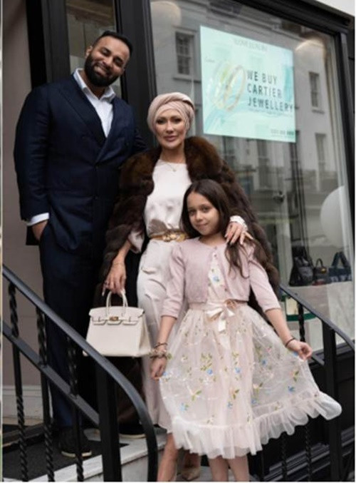 Moo sinh năm 2013, là con gái của Emily và Adam Abraham. Ông Adam hiện sở hữu một cửa hàng đồ hiệu second-hand (đồ hiệu đã qua sử dụng) ở Knightsbridge, London, Anh.