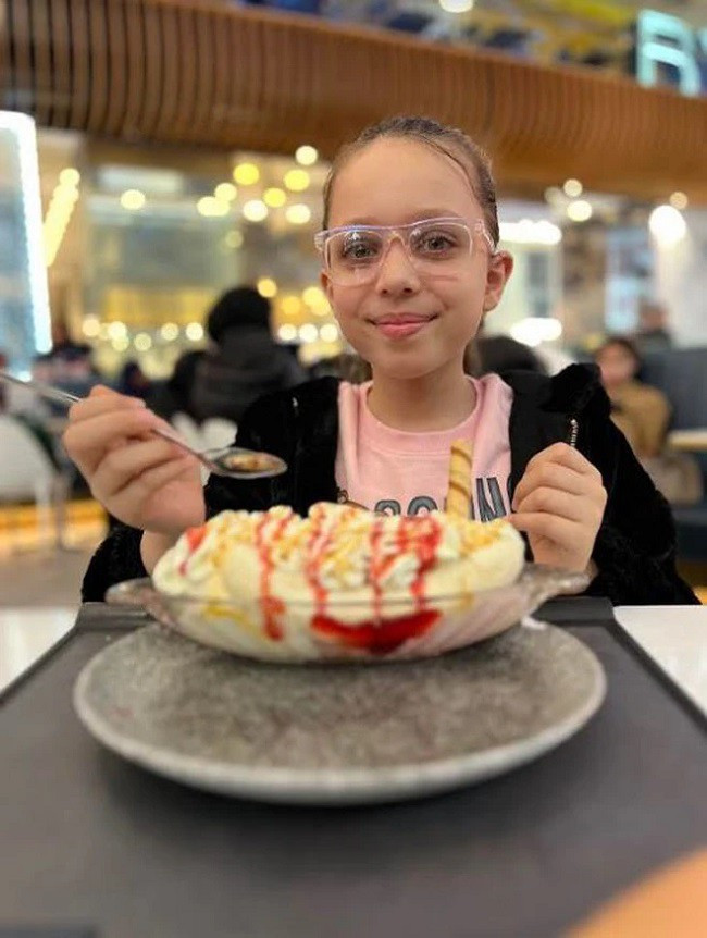 Không chỉ thoáng tay trong việc mua sắm hàng hiệu, Moo Abraham còn khiến nhiều người bất ngờ khi tiết lộ món ăn hàng ngày cũng vô cùng xa xỉ, điển hình là tôm wasabi trang trí bằng lá vàng mỏng.