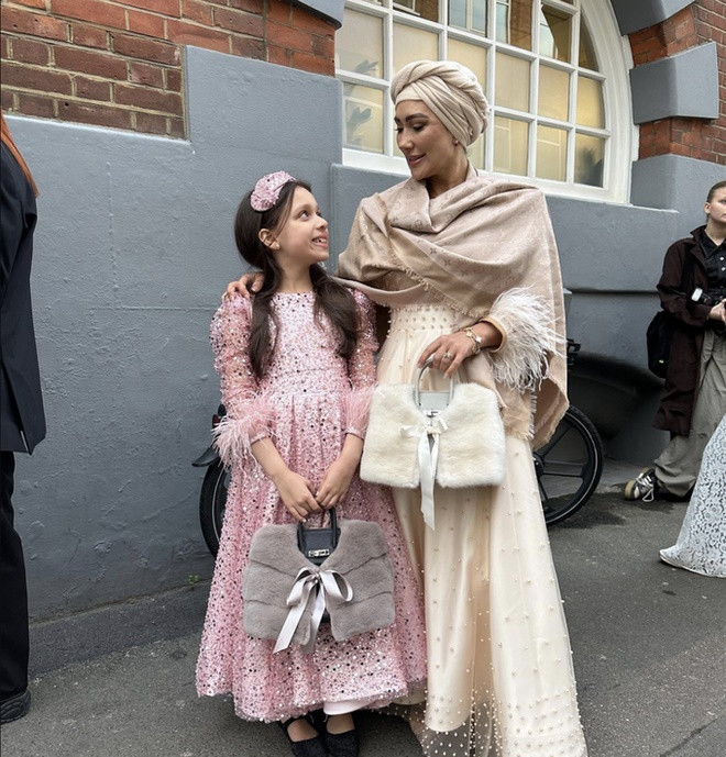 Mẹ cô bé Emily cũng là cái tên nổi tiếng trên các nền tảng mạng xã hội với biệt danh "vợ của tỷ phú".