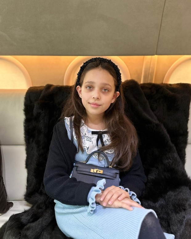 Mẹ cô bé còn bật mí thêm khi lớn lên, Moo Abraham muốn trở thành một nữ doanh nhân thành đạt giống bà Emily và kế nghiệp cha mẹ để tiếp quản công việc kinh doanh của gia đình. Nguồn ảnh: Instagram