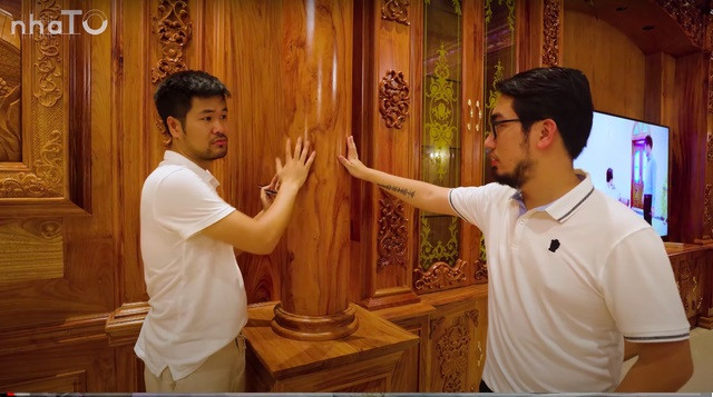 Đáng chú ý, gia chủ nhập khẩu trực tiếp gỗ gõ đỏ từ châu Phi, sau đó thuê thợ cắt xẻ, chạm khắc tinh xảo.