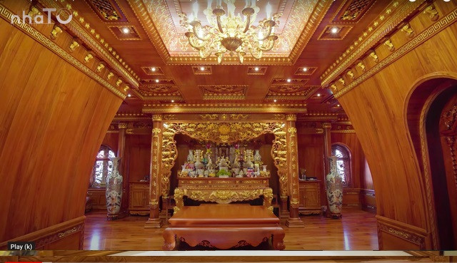 Tầng 4 trên cùng là không gian phòng thờ với phần trần và tường được chạm khắc tỉ mỉ, đi kèm với nhiều chi tiết dát vàng. Nguồn ảnh: chụp màn hình NhaTo