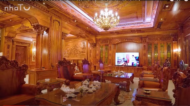 Trên trần treo nhiều bộ đèn chùm, với chi phí ước tính khoảng 700-800 triệu/bộ.