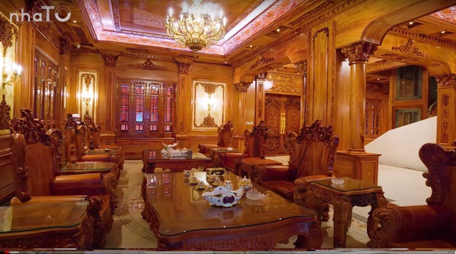 Trần nhà, tường nhà và các đồ vật xung quanh đều làm từ từ gỗ gõ đỏ.