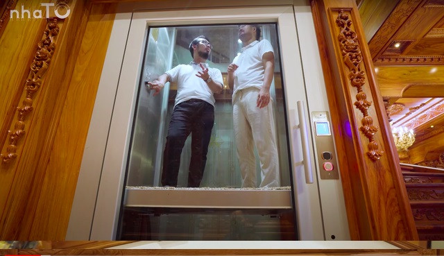 Trong nhà lắp đặt hệ thống thang máy, giá trị lên tới hơn 1 tỷ đồng.
