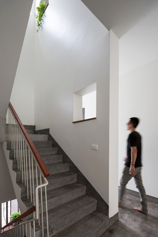 Gia chủ là một giáo viên, tổ chức các lớp học ở nhà. Do đó, kiến trúc sư thiết kế cầu thang ở phía trước để tạo lối đi riêng biệt cho học sinh ra vào.