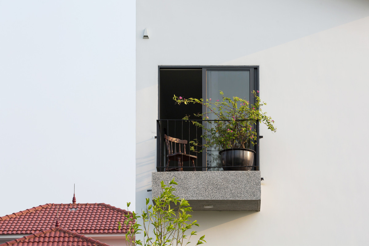 Ban công nhỏ trang trí thêm chậu cây hoa giấy.