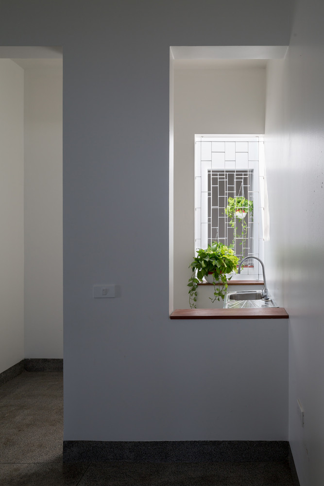 Bối cảnh độc đáo và hạn chế về địa điểm tạo ra thách thức cho nhà thiết kế trong việc tạo ra không gian khiêm tốn và thông gió tự nhiên nhất.