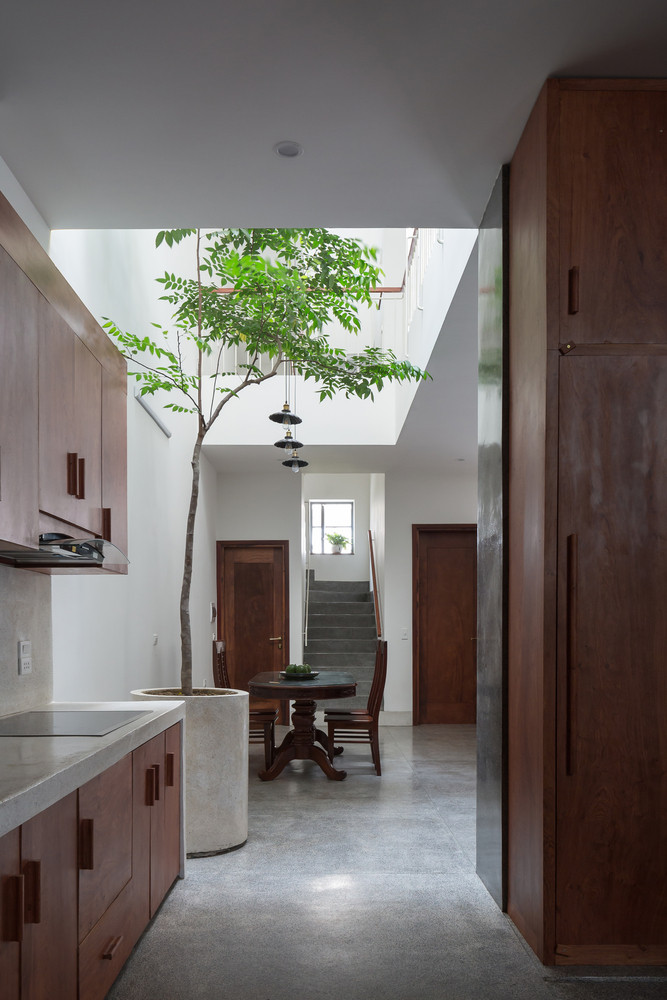 Ánh sáng được phân bổ đều giữa khu vực công cộng và riêng tư.