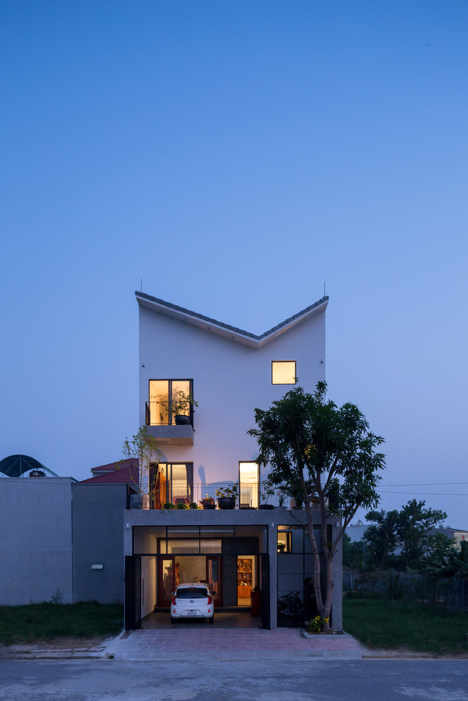 Một điểm đặc biệt của căn nhà là phần mái dốc ngược độc đáo, tạo thành điểm nhấn cho tổng thể căn nhà.