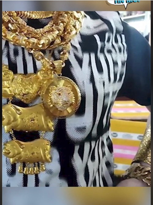 Chàng trai trẻ cũng thừa nhận khách phương xa tìm đến ăn lẩu bò đều muốn được gặp anh. Ảnh: Tiktok