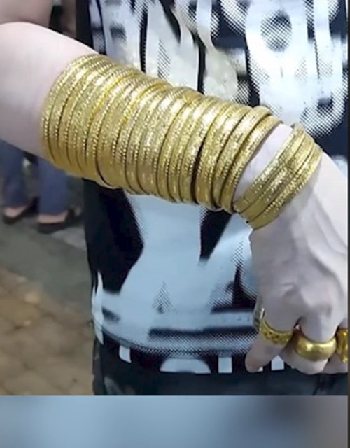 Theo đó, Cường đeo hàng chục cây vàng trên cổ, cổ tay và các ngón tay. Ảnh: chụp màn hình Tiktok