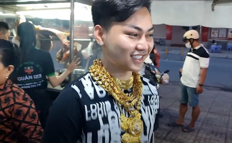 Ban đầu, Cường đeo ít, sau đó mỗi khi thấy thích, anh lại mua thêm vàng để đeo. Ảnh: Tiktok