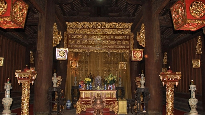 Bên trong Chính điện Lam Kinh có nhiều chi tiết được dát vàng thật. Ảnh: Người lao động