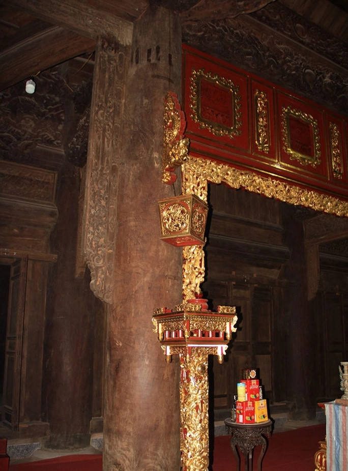 Cây lim bên trong Chính điện gắn liền với cuộc khởi nghĩa Lam Sơn do Anh hùng dân tộc Lê Lợi khởi xướng. Ảnh: Người lao động