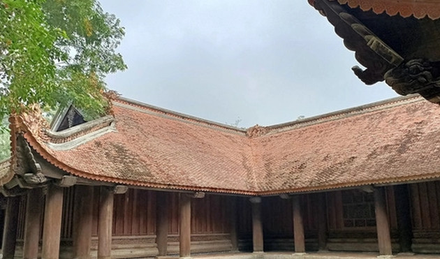 3 tòa nhà có 19 gian, 4 chái. Đây là công trình kiến trúc gỗ quy mô, với 138 cột, đều làm bằng gỗ lim có đường kính đến 62cm, trong đó có cây lim với tuổi đời khoảng 600 năm tuổi. Ảnh: Người lao động