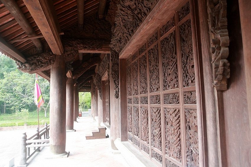 Hàng trăm cột gỗ lim khủng khiến du khách trầm trồ. Ảnh: Dân trí