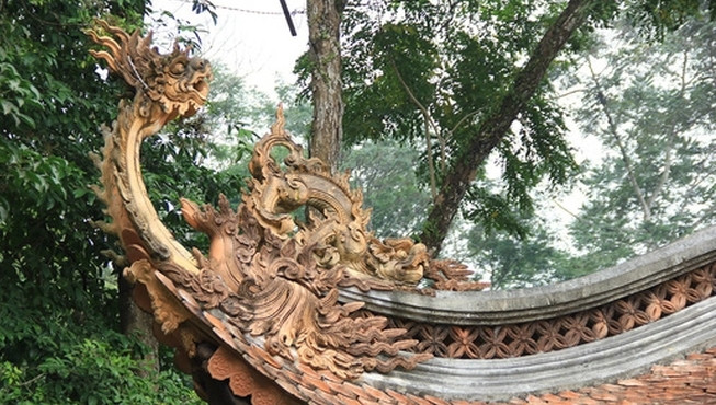 Mái chính điện lợp ngói mũi hài phục chế bằng đất nung; trang trí mặt ngói hình hoa sen, trang trí diềm mái hoa văn lá đề bằng đất nung... Ảnh: Người lao động