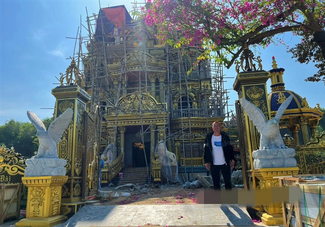 Chủ nhân của tòa lâu đài là ông Nguyễn Vĩnh Thoan (SN 1978, xã Mỹ Thành, huyện Yên Thành). Ảnh: Dân Việt