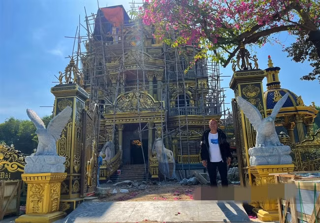 Chủ nhân của tòa lâu đài là ông Nguyễn Vĩnh Thoan (SN 1978, xã Mỹ Thành, huyện Yên Thành). Ảnh: Dân Việt