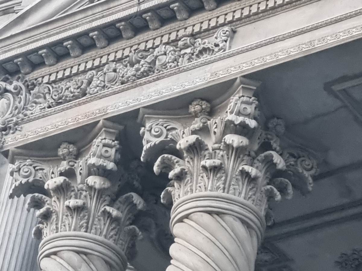Tất cả các đầu cột đều được đắp vẽ hoa văn tỉ mỉ. Ảnh: Daidoanket