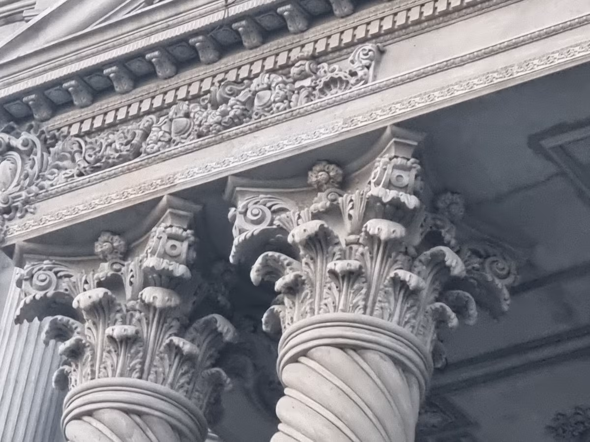 Tất cả các đầu cột đều được đắp vẽ hoa văn tỉ mỉ. Ảnh: Daidoanket