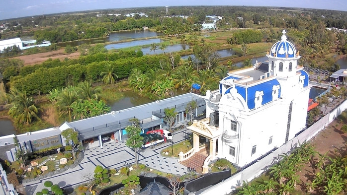 Trước đó, chủ nhân của căn biệt thự đã bị xử phạt 22,5 triệu đồng vì thực hiện hành vi vi phạm hành chính “chuyển đổi đất nuôi trồng thuỷ sản sang đất phi nông nghiệp tại khu vực nông thôn không được cơ quan nhà nước có thẩm quyền cho phép”. Ảnh: Người lao động