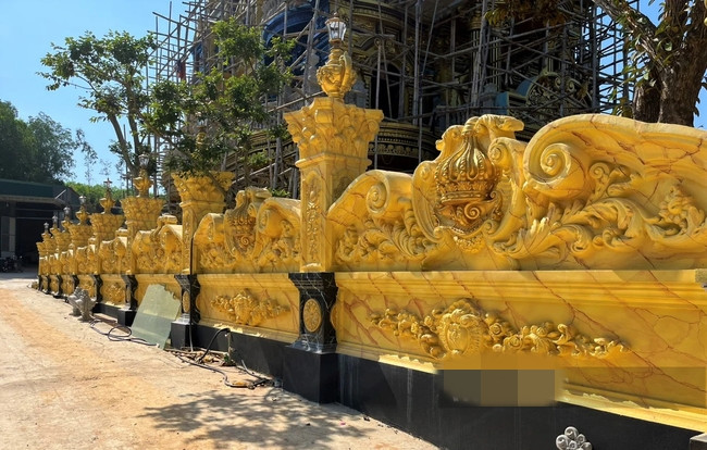 Phần tường bao quanh lâu đài được thiết kế cầu kỳ, tỉ mỉ. Ảnh: Dân Việt