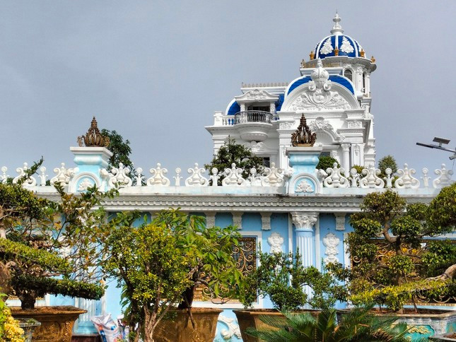 Đầu năm 2023, cư dân mạng xôn xao trước căn "biệt phủ đẹp nhất Cà Mau" xây dựng không phép bị cưỡng chế. Ảnh: Tiền phong