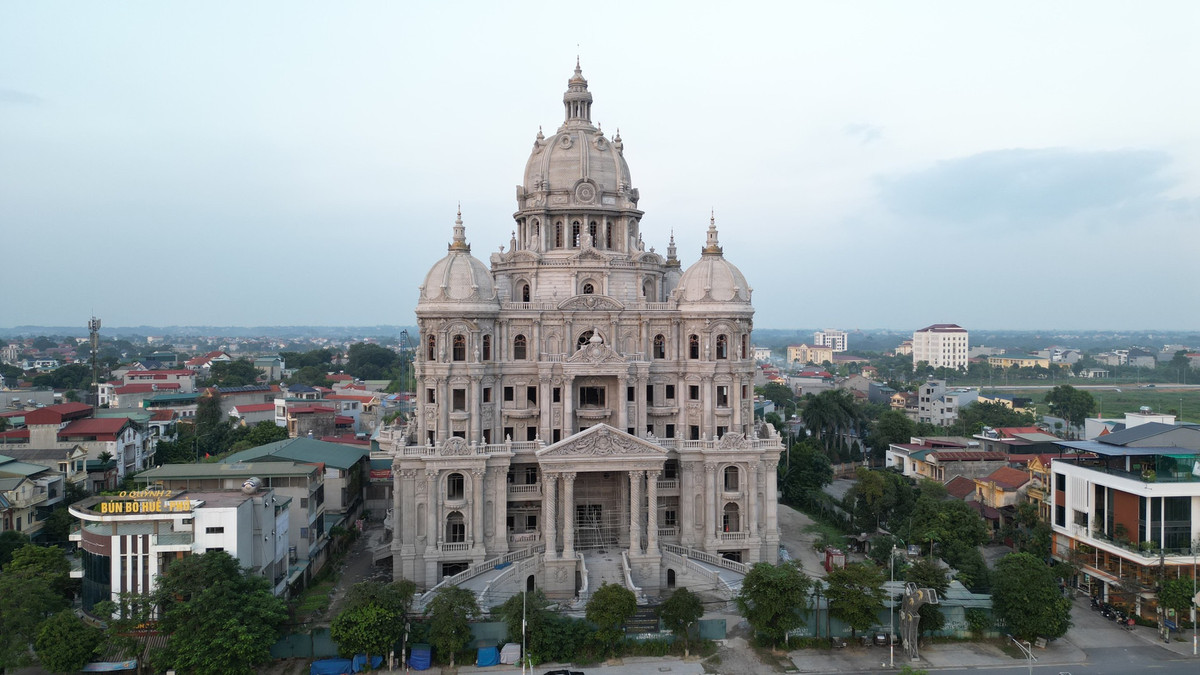 Lâu đài gồm 5 tầng, có tổng mức đầu tư lên tới hàng nghìn tỷ đồng. Ảnh: Daidoanket