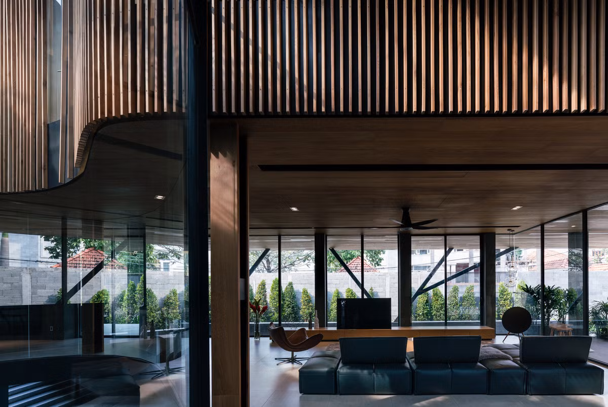 Tầng trệt mở và hoàn toàn trong suốt, không có bất kỳ bức tường ngăn cách nào, tạo ra sự kết nối trực quan trên toàn bộ khu đất.