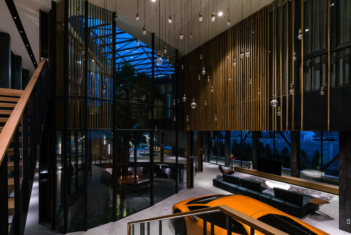 Không gian chức năng được thiết kế mở thẳng ra sân trong và cảnh quan xung quanh. Từ tầng này, gia chủ có thể ngắm nhìn trực tiếp bộ sưu tập ô tô.