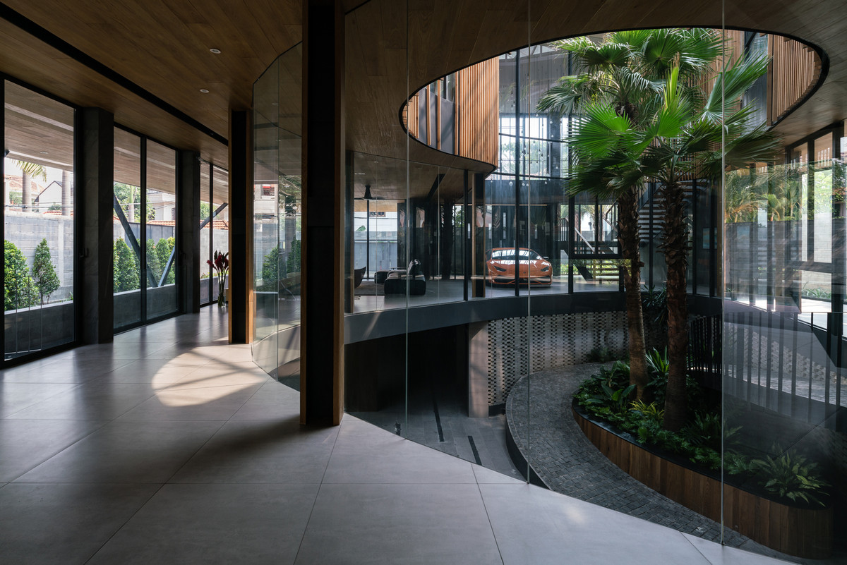 Phần tầng trệt của biệt thự được thiết kế thành gara có thể để 7 ô tô vừa vặn, phù hợp với gia chủ thích sưu tập xe hơi.