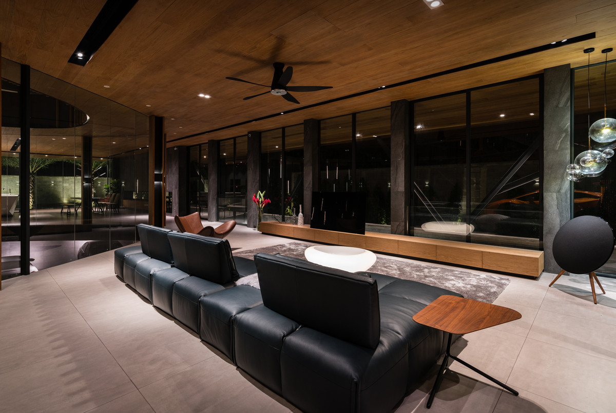 Việc thay thế những bức vách ngăn tường bê tông cứng nhắc bằng tấm kính giúp không gian 911 Villa trở nên rộng và thoáng đãng hơn.