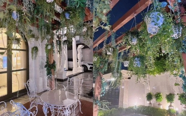 Bên trên nữ ca sĩ thiết kế dàn treo với nhiều giỏ dây leo buông xuống đẹp mắt.