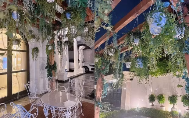 Bên trên nữ ca sĩ thiết kế dàn treo với nhiều giỏ dây leo buông xuống đẹp mắt.