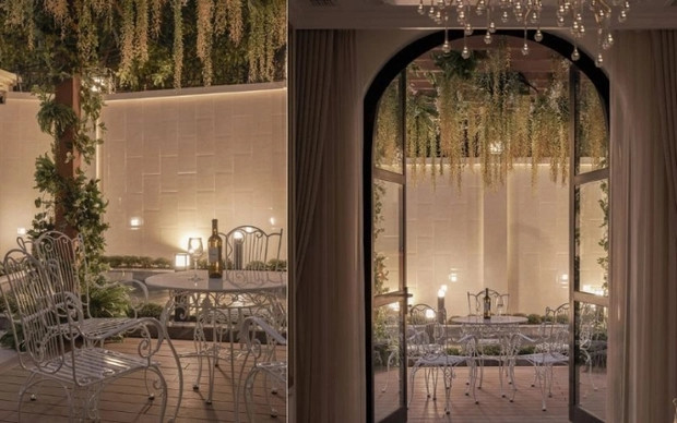 Buổi tối, khoảng sân nhỏ trở thành không gian thư giãn lung linh.