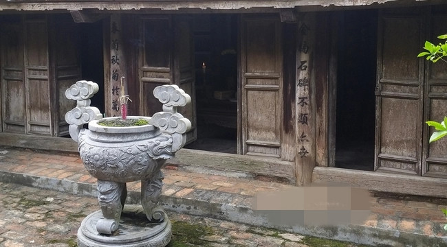 Cửa vào hậu cung là cửa bức bàn - loại cửa phổ biến trong ngôi nhà truyền thống ở đồng bằng Bắc Bộ xưa. Ảnh: Dân Việt